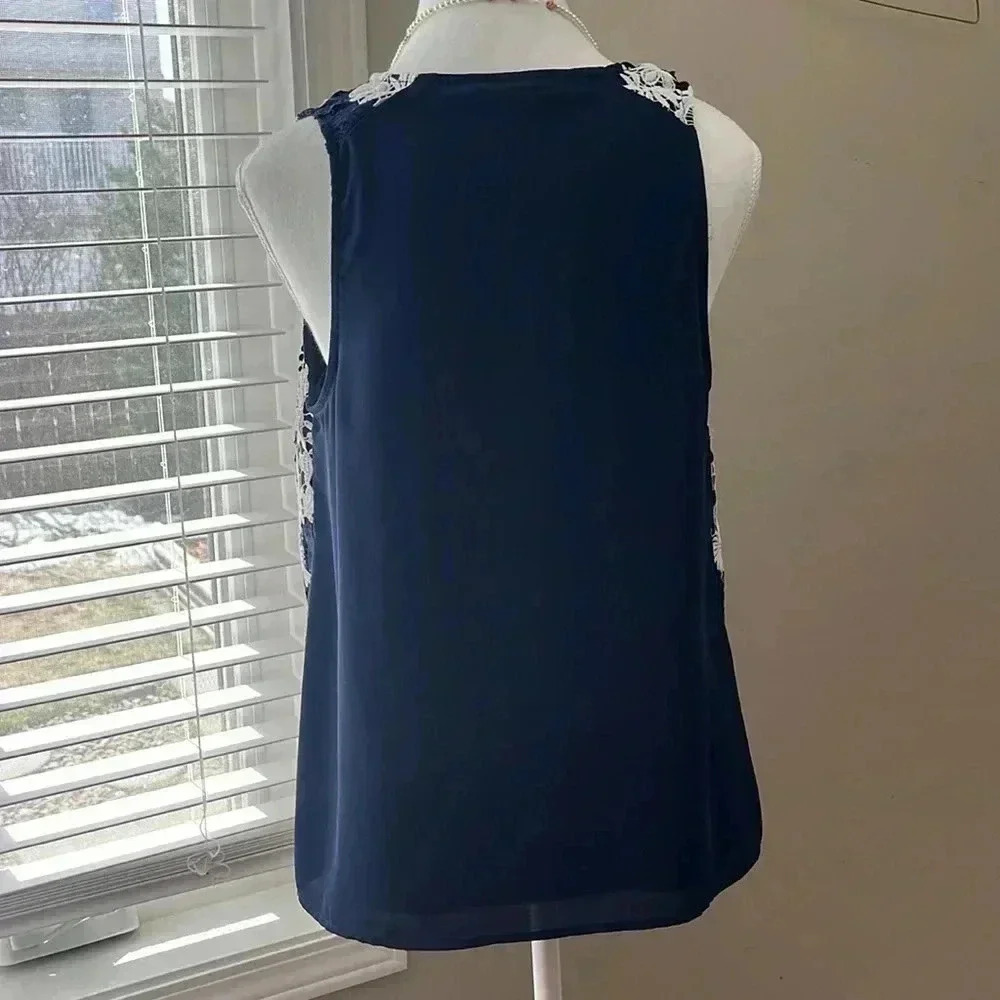 ❤️2/$30❤️[M]Banana Republic Cotton Floral  Laced Overlay V Neck Tank Top - Picture 4 of 7